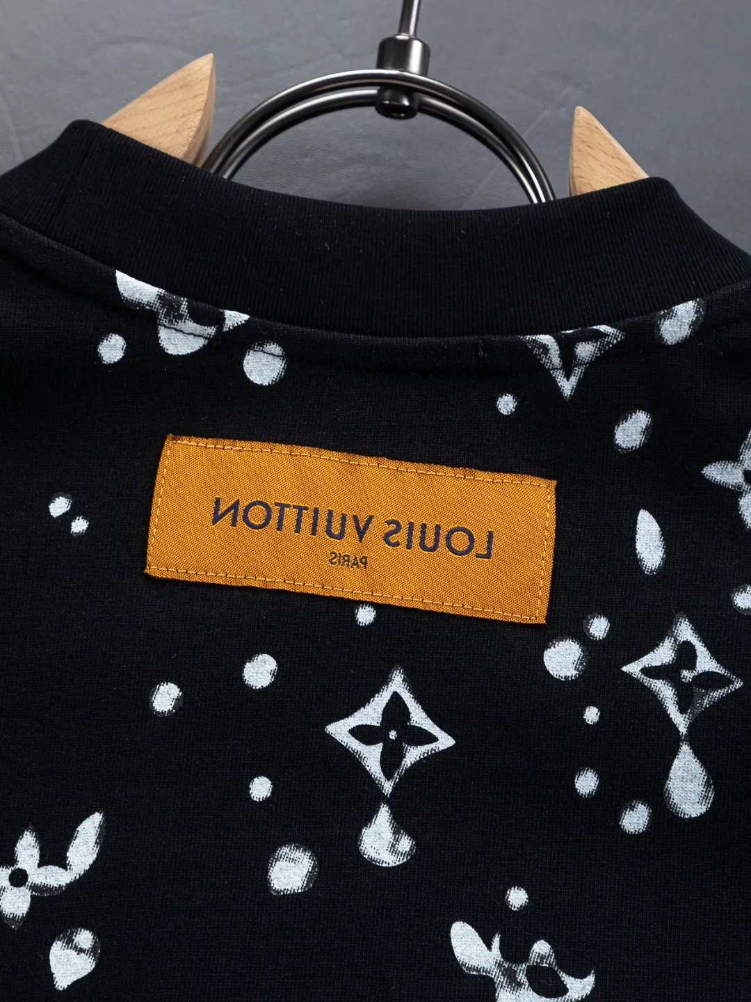 🅿️200 Louis Vuitton 1V LV lv slightly wide version S-XL LV 26ss new products are available at counters simultaneously. Multiple craftsmanship. Gold thread jacquard checkerboard letters on the chest🪡 embroidery. Round neck short-sleeved T-shirt, same style for men and women! Consigned to one-to-one creation. Synchronized with the official website, pure cotton fabrics at the counter! It is close to the skin and comfortable, durable and easy to wear. It has a classic and simple logo design and meticulous original craftsmanship. Short-sleeves, a must-have item for men, do not appear to be the same for the general public, but must be unique and eye-catching. This LV short-sleeve is all about quality, comfort, the same shape and fashion as always, including fabrics and cutting techniques. All of them have been made with great effort! 320 grams of washed pure cotton fabric, pure cotton is breathable, very refreshing and comfortable for daily wear. The rib knitting on the neckline is smooth and tight, and the neckline will not be skewed if you toss it at will. The loose version, you will find that it looks really good on the upper body. The overall is minimalist and neat, super versatile for daily use! Pair it casually with a pair of pants for a youthful look. A T-shirt will make your outfit crazy. It is a fashionable item that can never go wrong! Color: Black White Size: S-XL Size chart: S: Shoulder width 50-Bust 56-Length 70 M: Shoulder width 52-Bust 57-Length 72 L: Shoulder width 54-Bust 59-Length 74 XL: Shoulder width 56-Bust 62-Length 76
